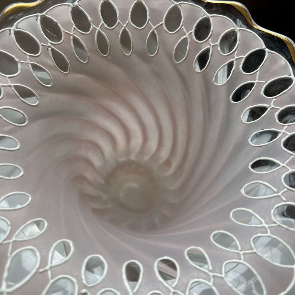 Vintage Fostoria‎ “Colony” Swirl Footed Urn. Painted by Charleton. - Picture 6 of 9